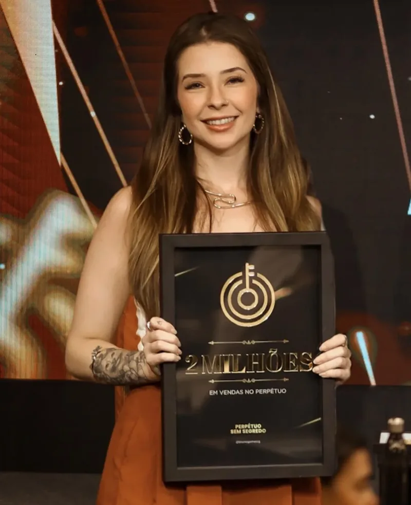 Carol com a placa de 2 milhões